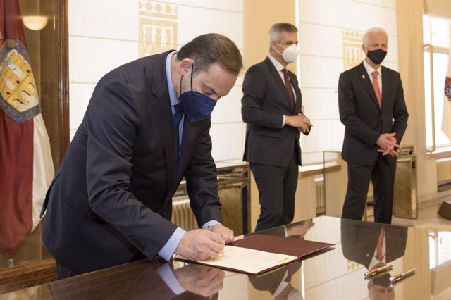 El ministro Ábalos firma el Protocolo de Acción para Logroño de la Agenda Urbana Española.