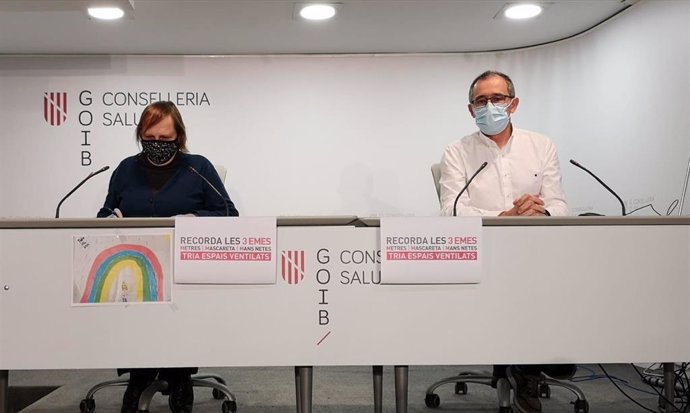 El portavoz del Comité Autonómico de Gestión de Enfermedades Infecciosas de Baleares, Javier Arranz, y la directora de Asistencia Sanitaria del Servicio de Salud, Eugenia Carandell, en una rueda de prensa.