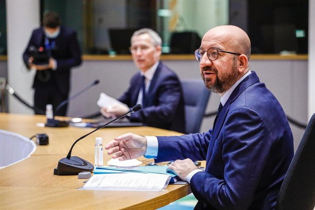 Charles Michel, presidente del Consejo Europeo, junto a Jens Stoltenberg, jefe de la OTAN