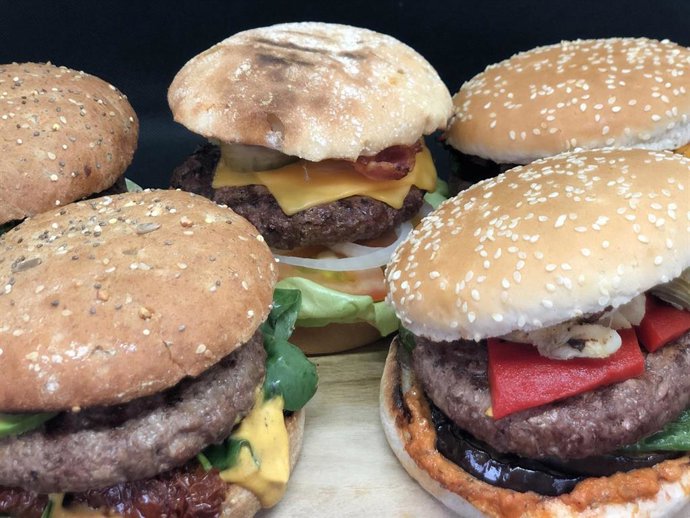 El queso azul, provolone o curado pueden convertirse en alternativas al queso cheddar en tu burger preferida