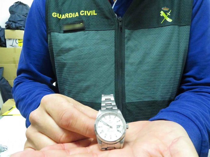 Uno de los relojes incautados por la Guardia Civil.