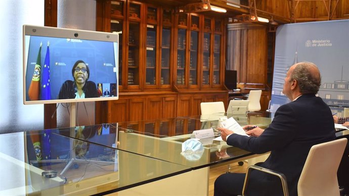 El ministro de Justicia, Juan Carlos Campo, mantiene una reunión telemática con su homóloga portuguesa, Francisca Van Dunem.