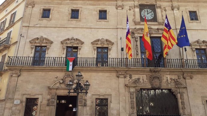 Bandera saharaui en el Ayuntamiento de Palma.
