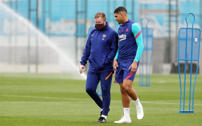 El entrenador del FC Barcelona, Ronald Koeman, con el central Ronald Araujo en el entrenamiento del 26 de febrero de 2021