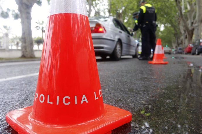 Archivo - Efectivos de la Policía Local de Málaga, durante la realización de controles de tráfico aleatorios. En Málaga,( Andalucía, España), a 15 de abril de 2020.