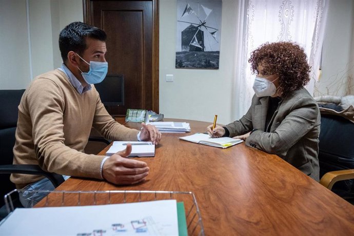 La presidenta de la Diputación de Huelva, María Eugenia Limón, en su visita al Ayuntamiento de Santa Bárbara de Casa.