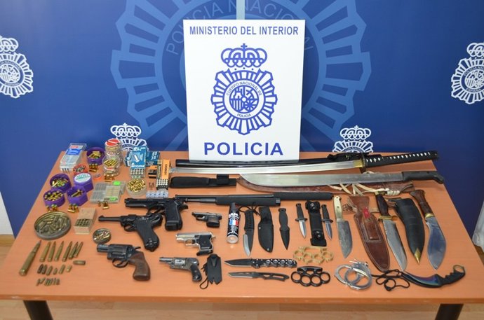 Armas halladas en el domicilio.