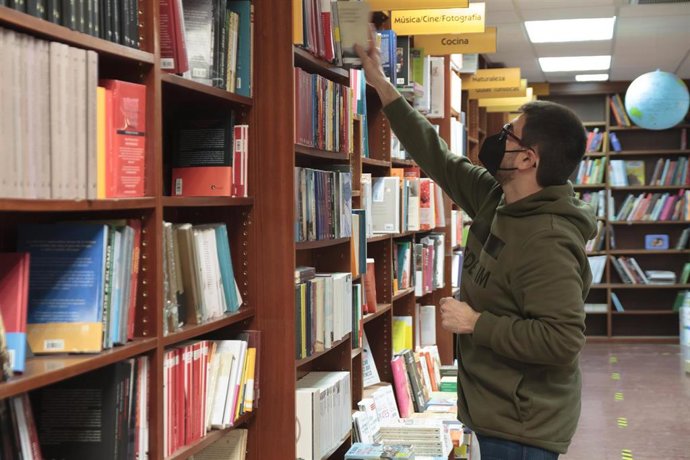 Un trabajador coloca libros en una librería en La Rioja