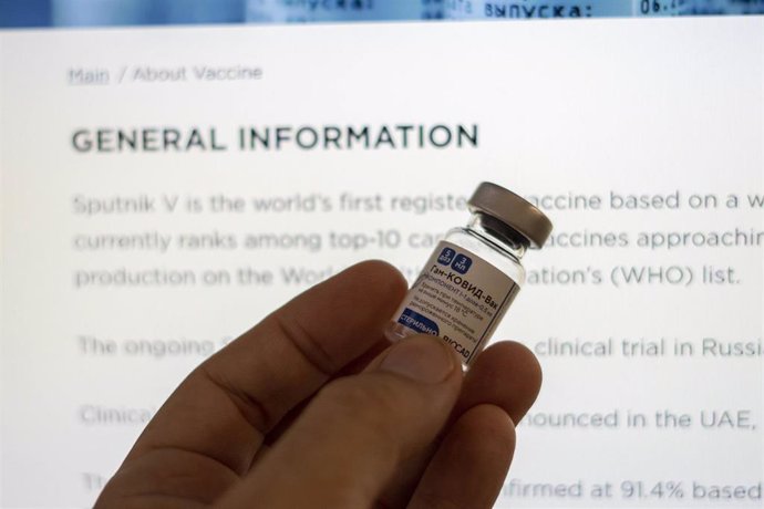 Archivo - Un trabajador sanitario sostiene una dosis de la vacuna rusa contra la COVID-19, Sputnik V. 