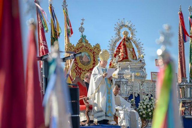 El obispo de Jaén en la eucaristía de la Romería de la Virgen de la Cabeza.