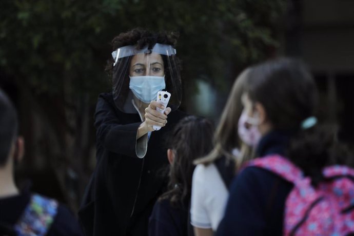 Archivo - Toma de temperatura a alumnos a la entrada de un colegio, foto de recurso