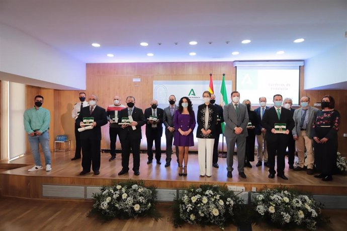 La consejera de Igualdad, Políticas Sociales y Conciliación, Rocío Ruiz, con las personas y entidades distinguidas con la Bandera de Andalucía de Huelva 2021.