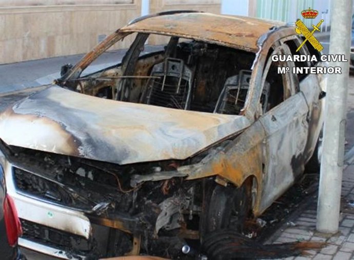 Archivo - Imagen de archivo de un coche calcinado tiempo atrás