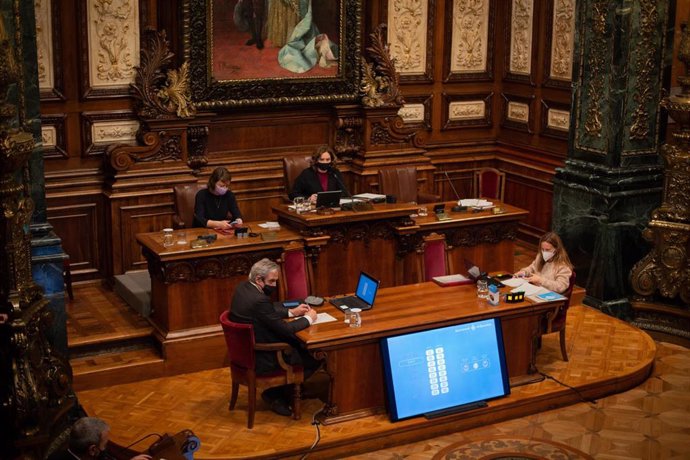 La alcaldesa de Barcelona, Ada Colau, durante una sesión plenaria del Consejo municipal del Ajuntament de Barcelona, Catalunya (España), a 26 de febrero de 2021.