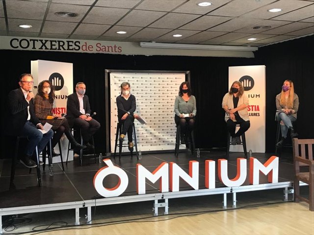 El president d'Òmnium Cultural, Jordi Cuixart, amb Laia Serra; Josep Maria Jové; Marta Garsaball; Tània Verge; Josep Lluís Alay i Ylènia Morros