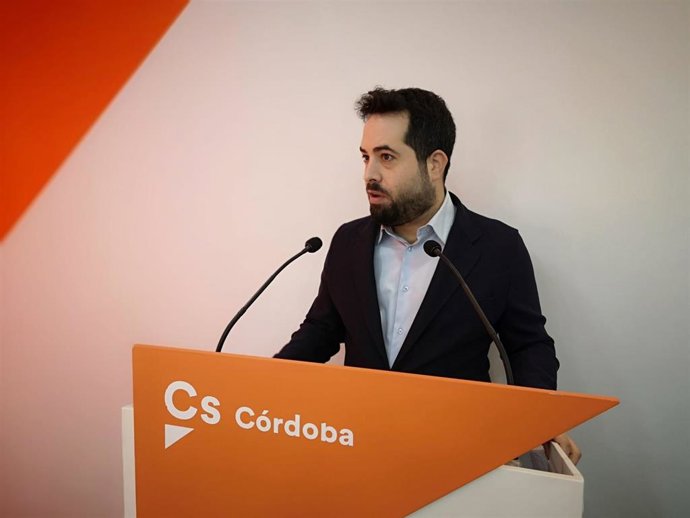 El coordinador de Cs en Córdoba, Fran Carrillo, en la sede de su partido.