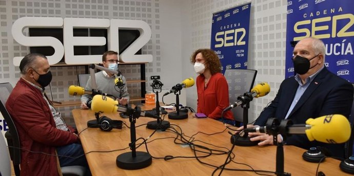 Los exsecretarios generales de CCOO-A Julio Ruiz (i) y Francisco Carbonero (d), y la actual secretaria general, Nuria López, en una entrevista en la Cadena SER.