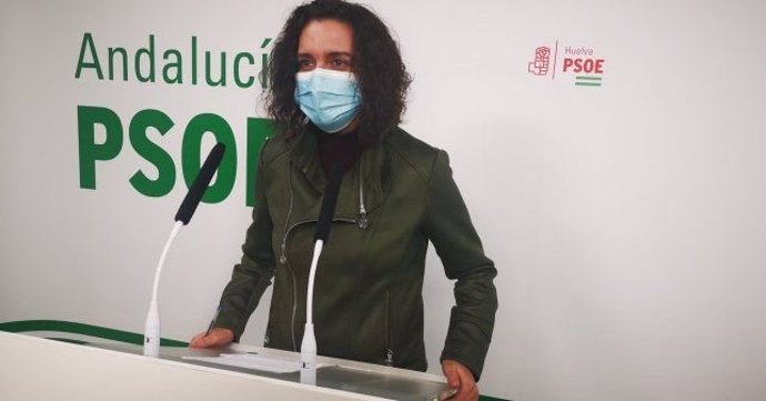 La responsable de Educación del PSOE de Huelva, Susana Rivas, en rueda de prensa.