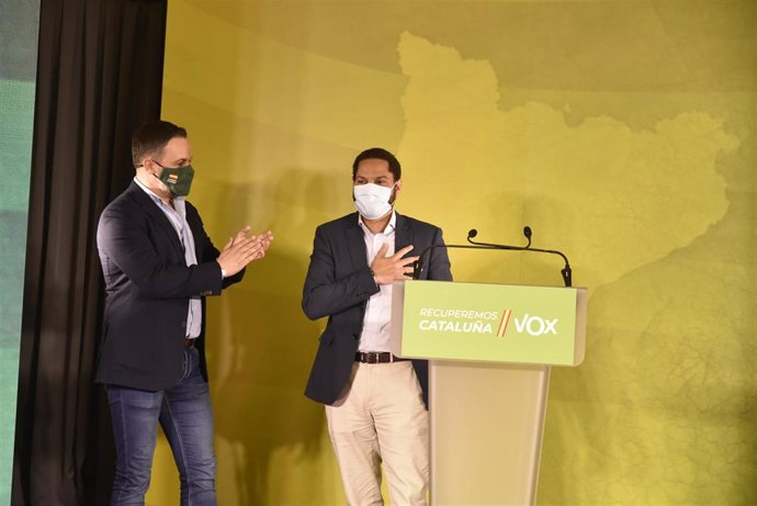 El líder de Vox, Santiago Abascal (i), y el candidato de Vox a la presidencia de la Generalitat, Ignacio Garriga