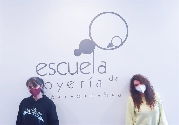 Blanca Sánchez (izda.) y Silvia García, finalistas y alumnas del Centro de Referencia Nacional y Escuela de Joyería de Córdoba.
