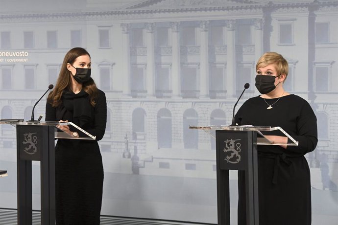 25 February 2021, Finland, Helsinki: Sanna Marin (L), Prime Minister of Finland, and Minister of Science and Culture Annika Saarikko attend a press conference. The Finnish government on Thursday said it would closerestaurants and bars for three weeks i