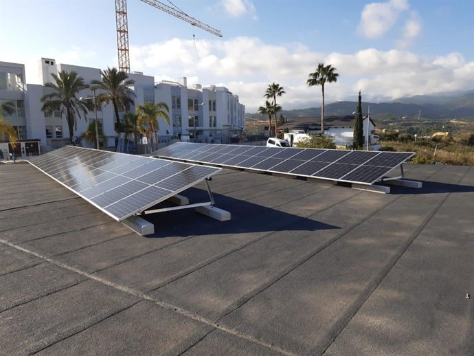 Placas solares en uno de los depósitos de agua de Estepona