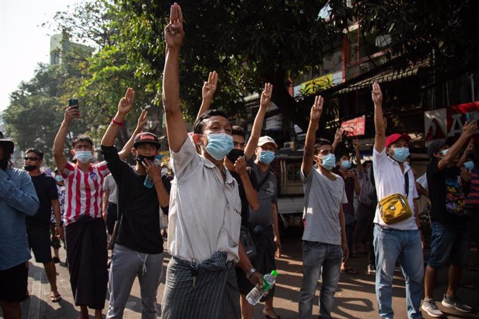 Manifestantes realizan el saludo de los tres dedos alzados propio de los defensores de la democracia en Rangún, la ciudad más poblada de Birmania en una nueva jornada de protestas contra el golpe militar.