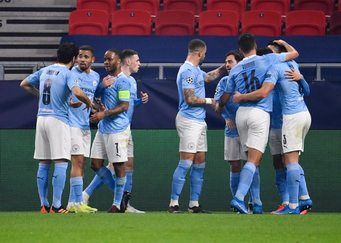 24 February 2021, Hungary, Budapest: Manchester City's Bernardo Silva (4th R) celebrates scoring his side's first goal with team mates during the UEFAChampions League round of 16, first leg soccer match between Borussia Moenchengladbach and Manchester 