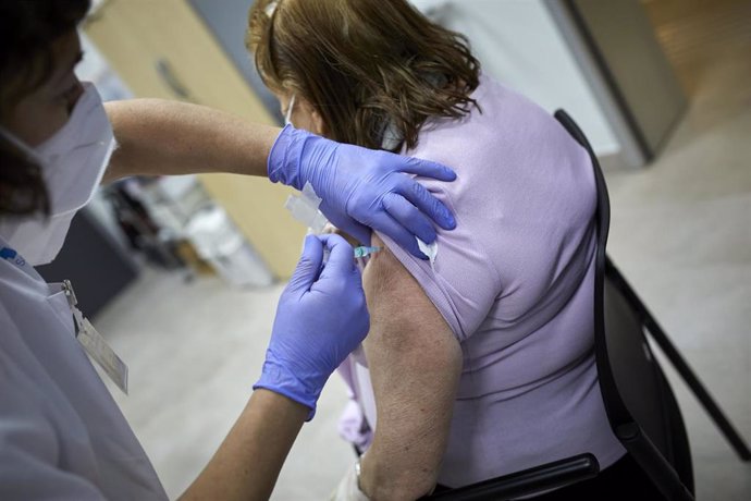 Una octogeniaria es vacunada con la primera dosis de la vacuna de Pfizer en el Centro de Salud Andrés Mellado, en Madrid (España), a 25 de febrero de 2021.