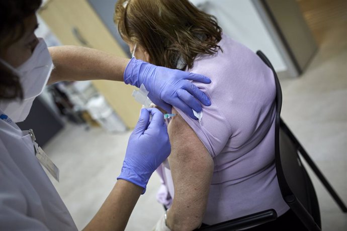 Una octogeniaria és vacunada amb la primera dosi de la vacuna de Pfizer en el Centre de Salut Andrés Mellado, a Madrid (Espanya), a 25 de febrer de 2021.
