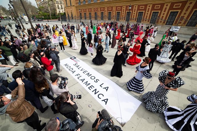 Manifestación a las puertas de San Telmo de Sevilla, donde modelos vestidas de flamenca,  han querido visibilizar la situación crítica del sector. 
