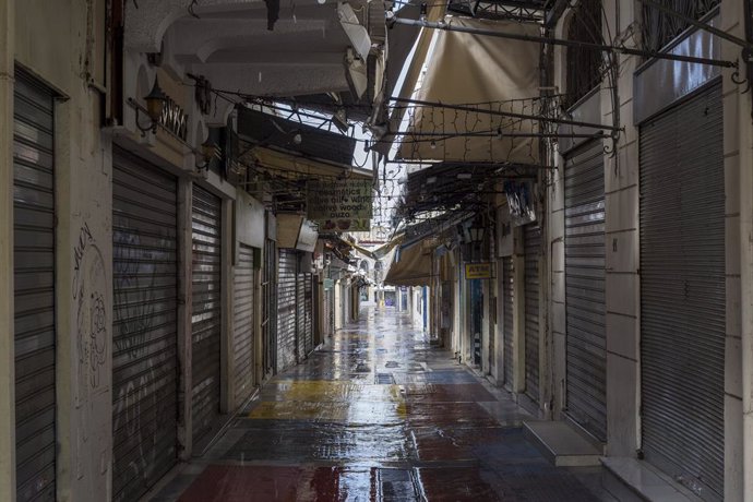 17 February 2021, Greece, Athens: Shops can be seen closed in Monastiraki neighborhood one week after the city and the greater Athens region has been subject to a new harsh lockdown. Photo: Socrates Baltagiannis/dpa