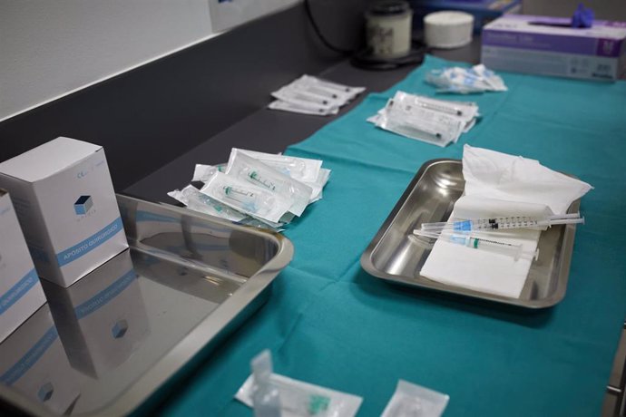 Varios viarios preparados para aplicar a vacina de Pfizer contra a COVID-19 no Centro de Saúde Andrés Mellado, en Madrid (España), a 25 de febreiro de 2021. A Comunidade de Madrid empezou a vacinar este xoves contra o coronavirus aos máis de 350