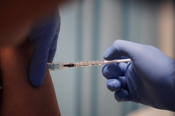 Un docente acude a vacunarse contra el Covid-19 a uno de los centros Mutualia del País Vasco, en la Clínica Ercilla Mutualia, en Bilbao, Vizcaya, Euskadi, (España), a 26 de febrero de 2021. 
