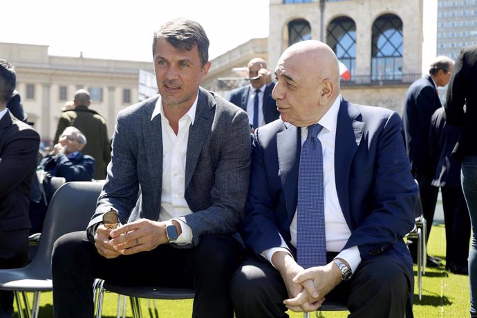 Archivo - Paolo Maldini y Adriano Galliani en un acto celebrado en la Piazza del Duomo en 2019