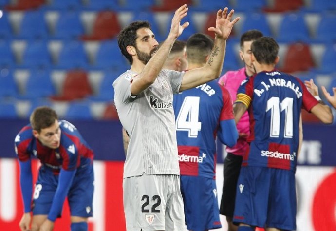 Raúl García pide el balón para lanzar el penalti del 1-1 definitivo ante el Levante