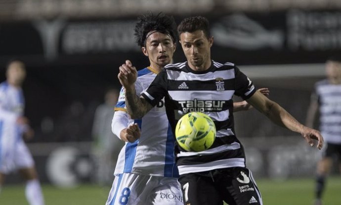 Rubén Castro defiende la pelota ante Gaku Shibasaki en el Cartagena-Leganés