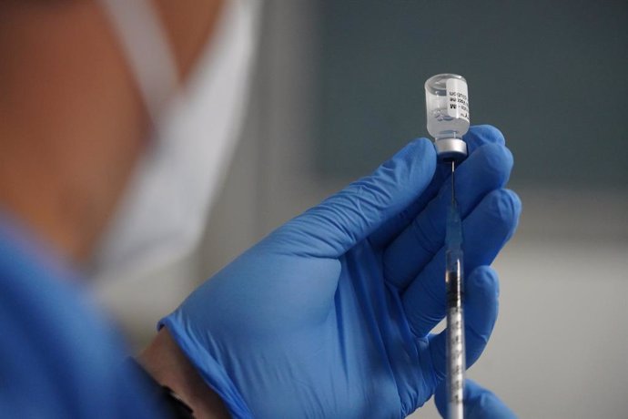 Un sanitario inyecta la dosis de la vacuna contra el Covid-19 en uno de los centros Mutualia del País Vasco, en la Clínica Ercilla Mutualia, en Bilbao, Vizcaya, Euskadi, (España), a 26 de febrero de 2021. Alrededor de 15.000 docentes menores de 55 años 