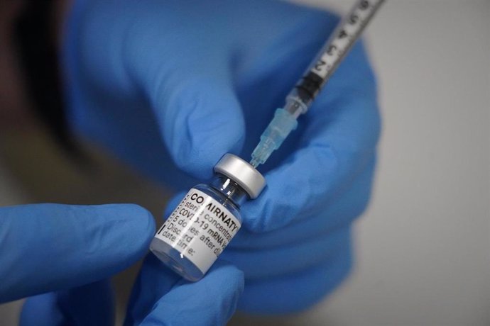 Un sanitario inyecta la dosis de la vacuna contra el Covid-19.