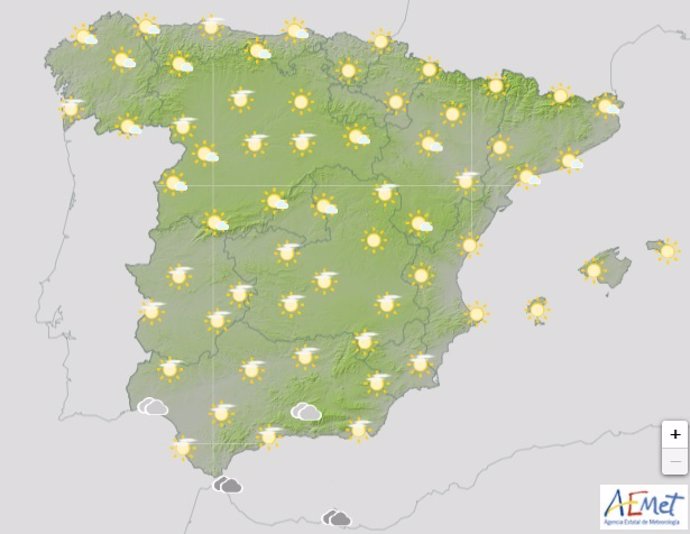 El cielo estará mayoritamete poco nuboso o despejado este sábado, con riesgo por fenómenos costeros adversos en Galicia y Andalucía.