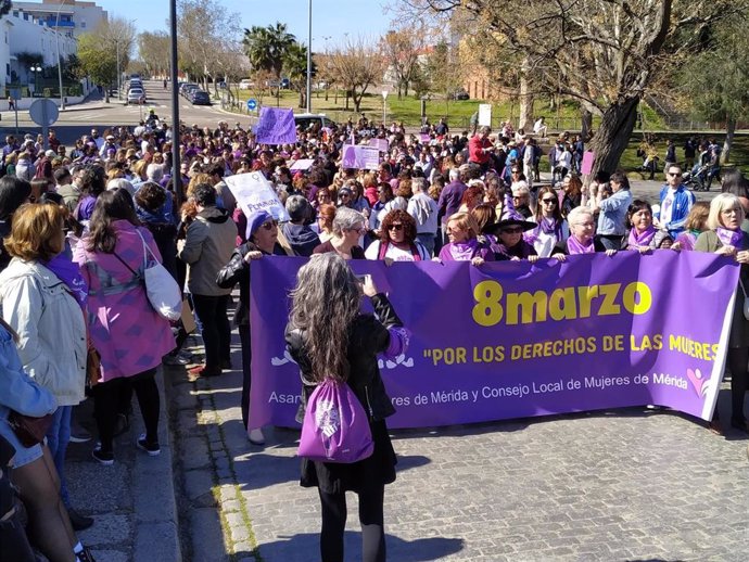 Archivo - Cabecera de la manifestación del 8M en Mérida en 2020.