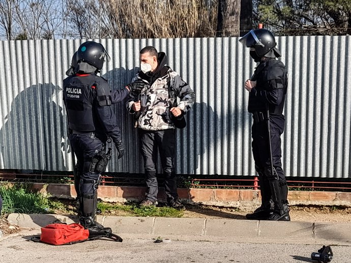 Unas 60 personas han cortado la AP-7 a la altura de Sant Gregori (Girona, Catalunya, España) por el encarcelamiento de Pablo Hasél, a 27 de febrero de 2021.