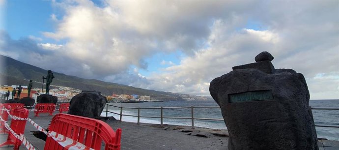 Retirada de dos de las esculturas de los guanches de la Plaza de la Patrona de Canarias