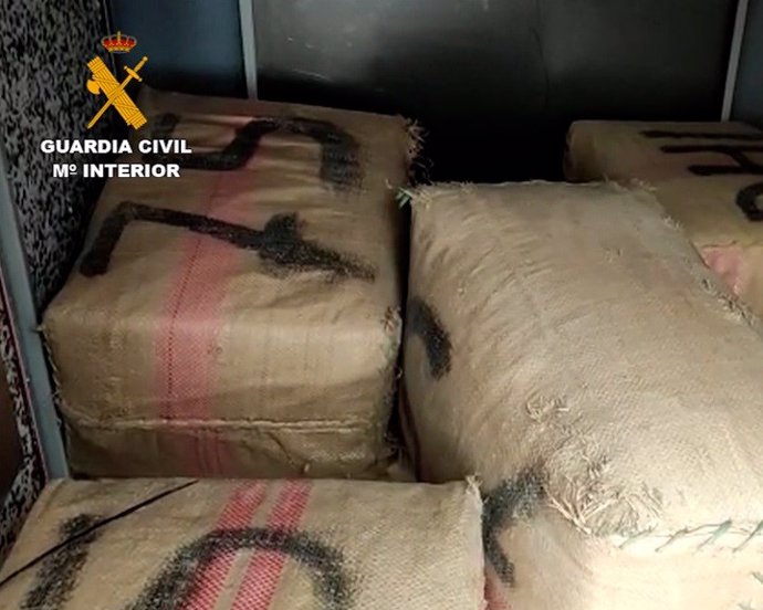 Siete personas detenidas en dos operaciones contra el narcotráfico en las que se han incautado dos toneladas de hachís.