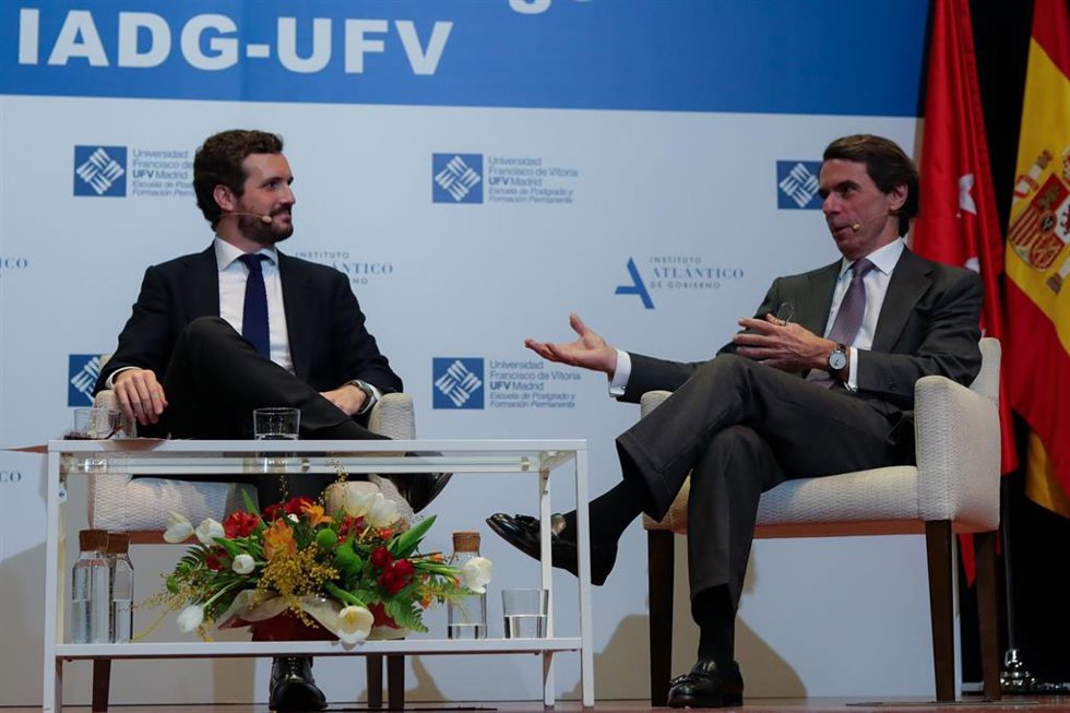 Archivo - El presidente del Partido Popular, Pablo Casado, y el expresidente del Gobierno, José María Aznar, durante el diálogo `España ante un cambio de régimenen el Auditorio de la Universidad Francisco de Vitoria, en Madrid (España), a 28 de enero de 