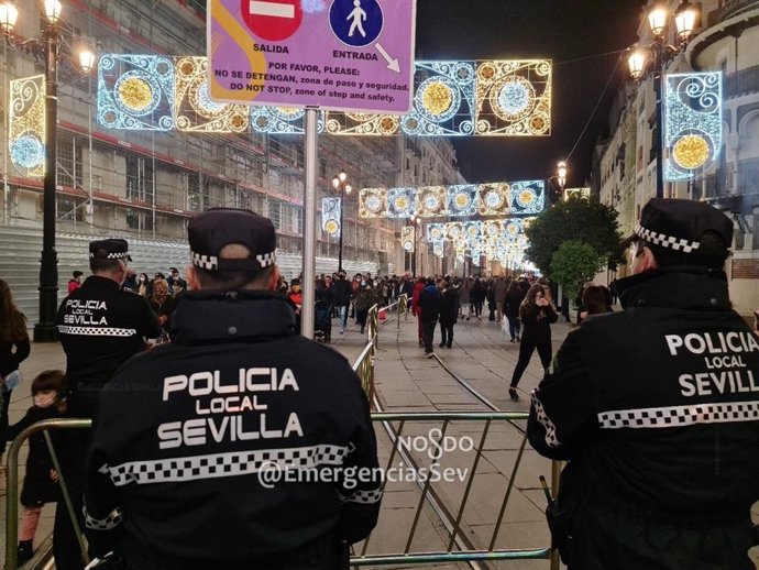 Archivo - Efectivos de la Policía Local de Sevilla en una imagen de archivo