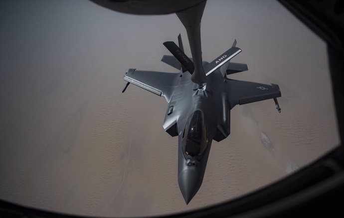 Archivo - May 12, 2019 - Undisclosed location: An Airman piloting an F-35A Lightning II receives fuel from a KC-135 Stratotanker from the 28th Expeditionary Aerial Refueling Squadron, May 12, 2019, at an undisclosed location. The 28th EARS maintains con