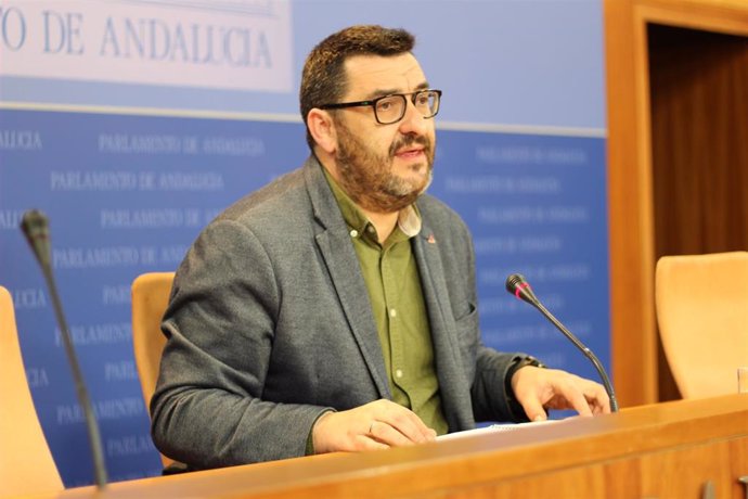 El portavoz adjunto de Adelante Andalucía, Guzmán Ahumada, en rueda de prensa en el Parlamento.