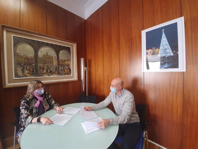 La concejal de Igualdad, Argelia Cabado, y el alcalde de León, José Antonio Diez.