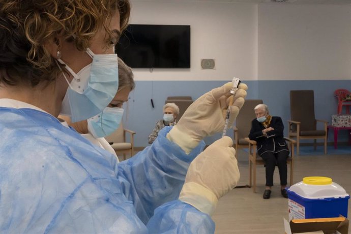Archivo - Aragón tiene previsto vacunar contra la COVID-19 a alrededor de 27.000 personas durante la próxima semana.